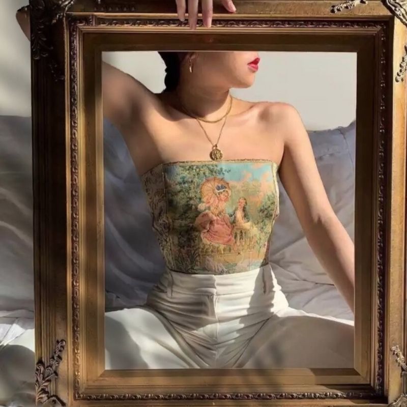 Une femme qui porte un corset vintage