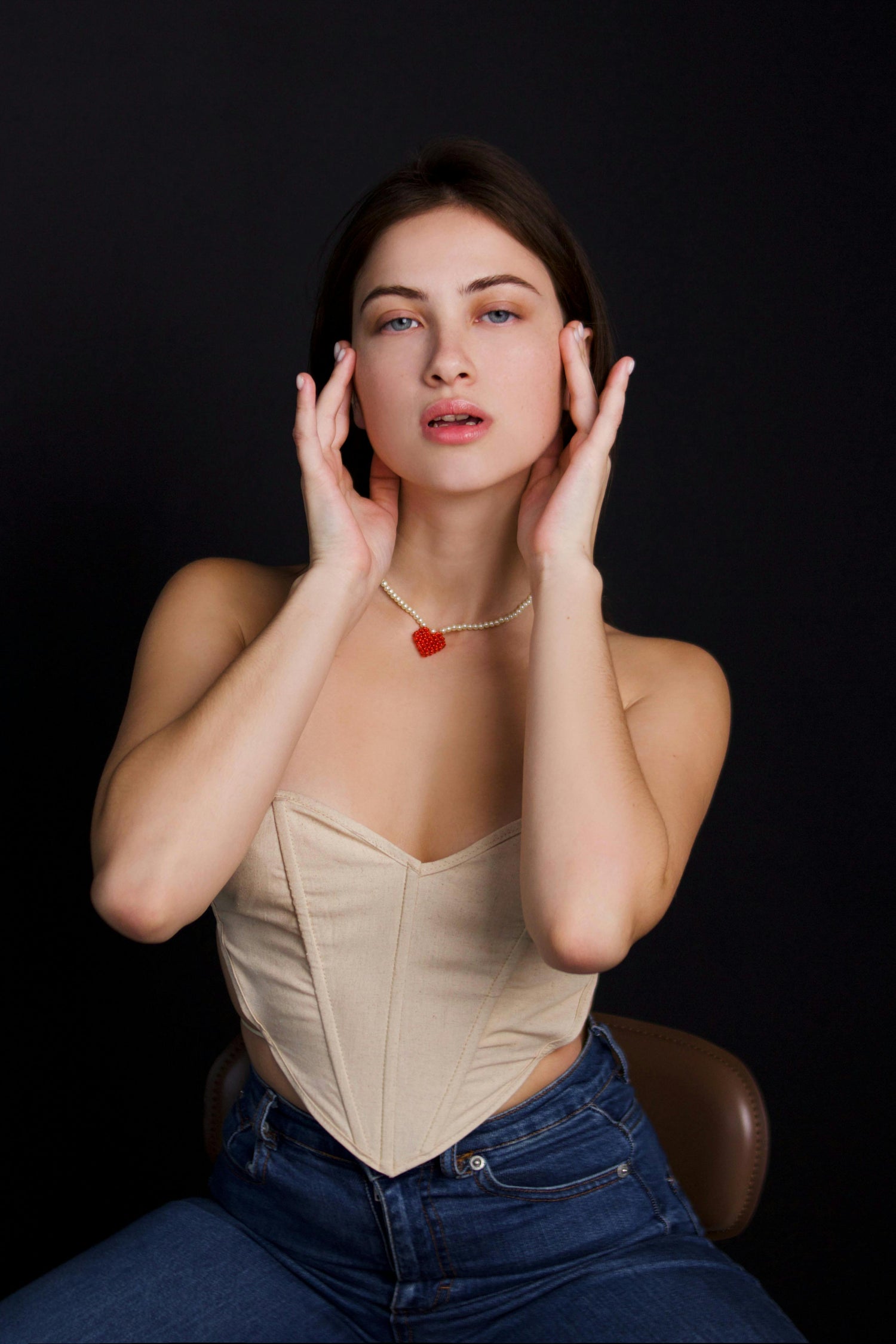 femme porte un corset bustier beige
