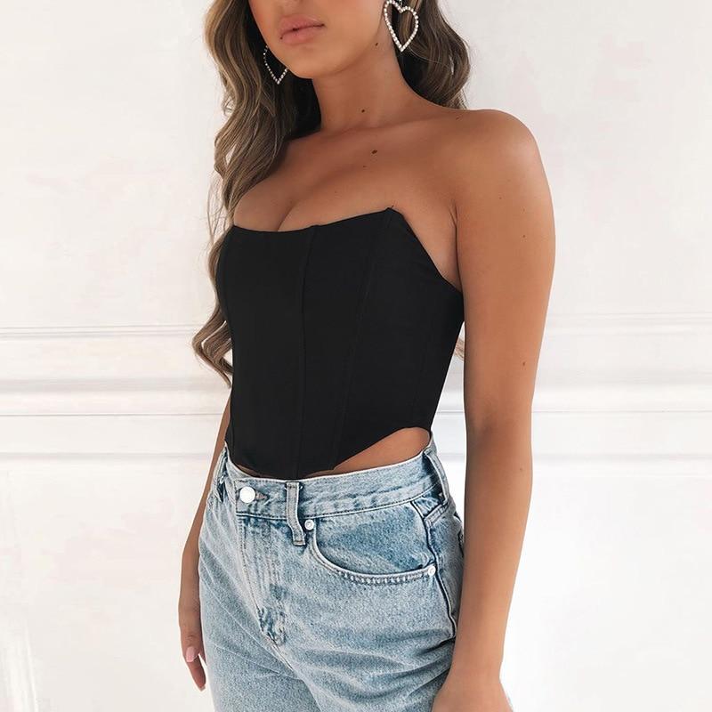 une femme qui porte un bustier noir sans bretelles