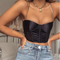 un corset habillé avec le style d'un bustier