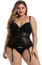 une femme avec son corset grande taille et ses porte-jarretelles