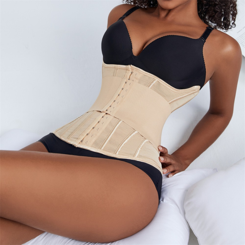 une femme porte un corset amincissant | Maison du Corset