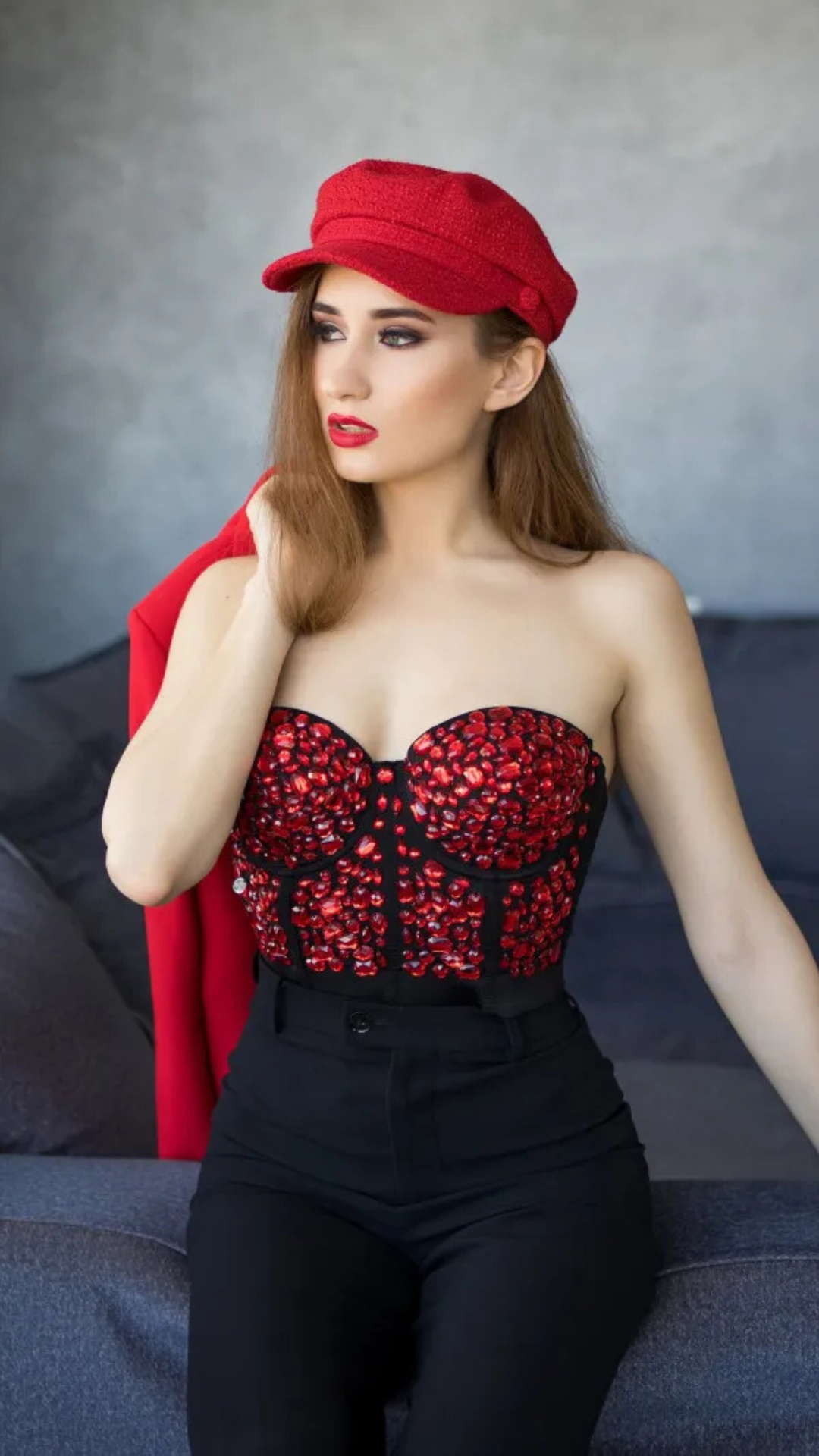 une femme qui porte un top corset bustier rouge 