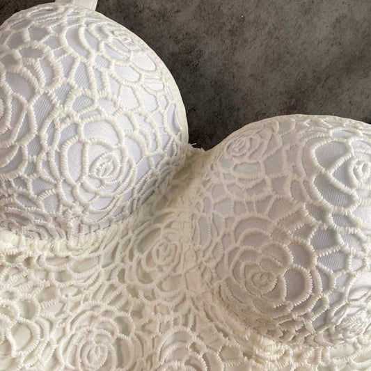 Broderie et dentelle d'un Corset Top | Maison du Corset