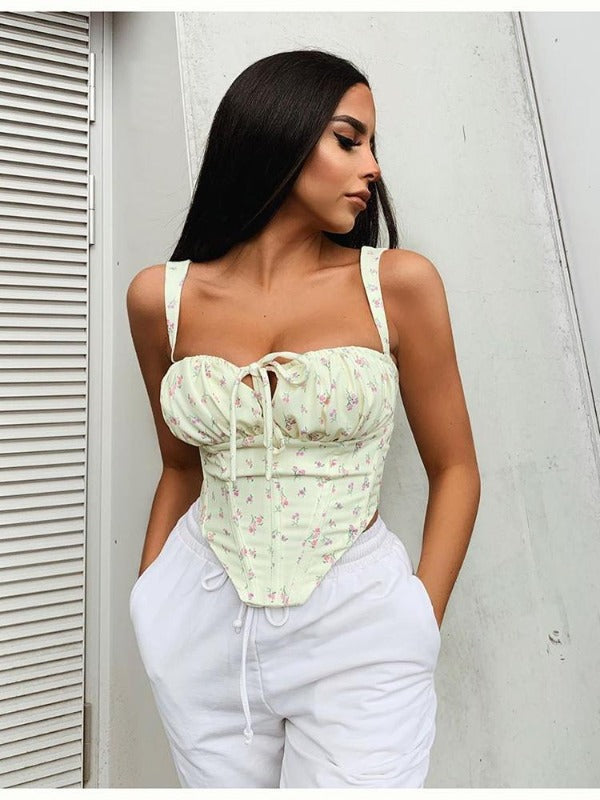 un femme avec un bustier corset à fleur