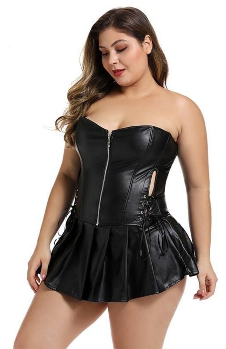 une femme qui porte un corset en dentelle de grande taille 