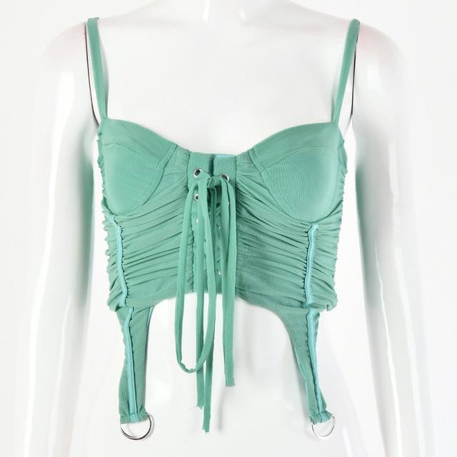 un bustier a bretelles installé sur un mannequin