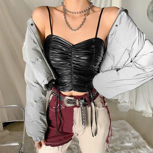 femme porte un corset bustier noir en cuir