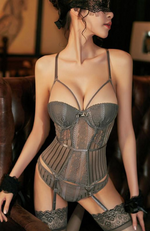 Jeune femme avec un corset porte-jarretelle élastique
