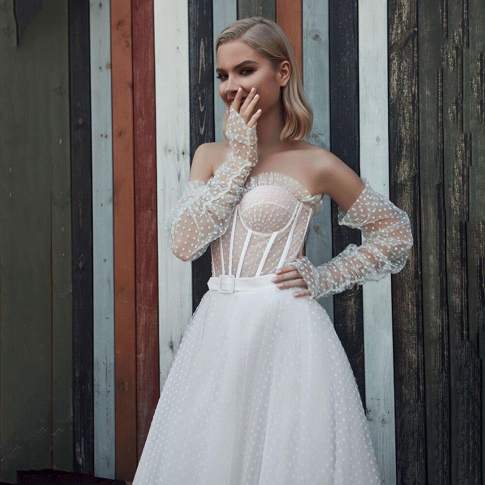 La future mariée avec sa robe corset de mariage | Maison du Corset