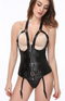 Une femme qui porte un corset simili cuir et des porte-jarretelles