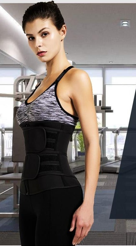 une femme porte un corset de sport pour mincir 