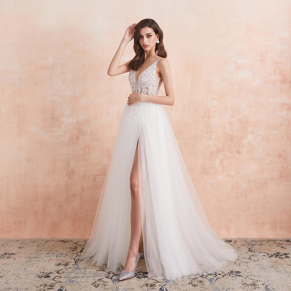 femme porte une robe mariée au corset transparent