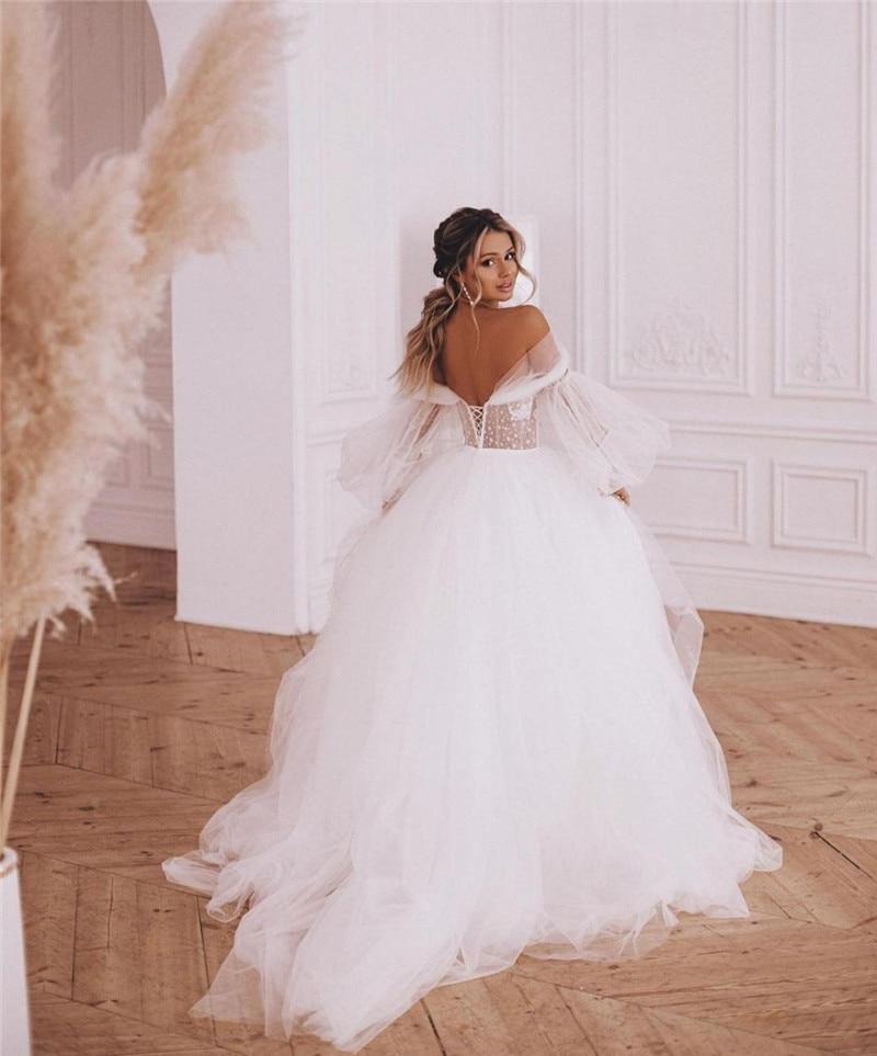 lacet au dois d'un corset sur une robe de mariée 