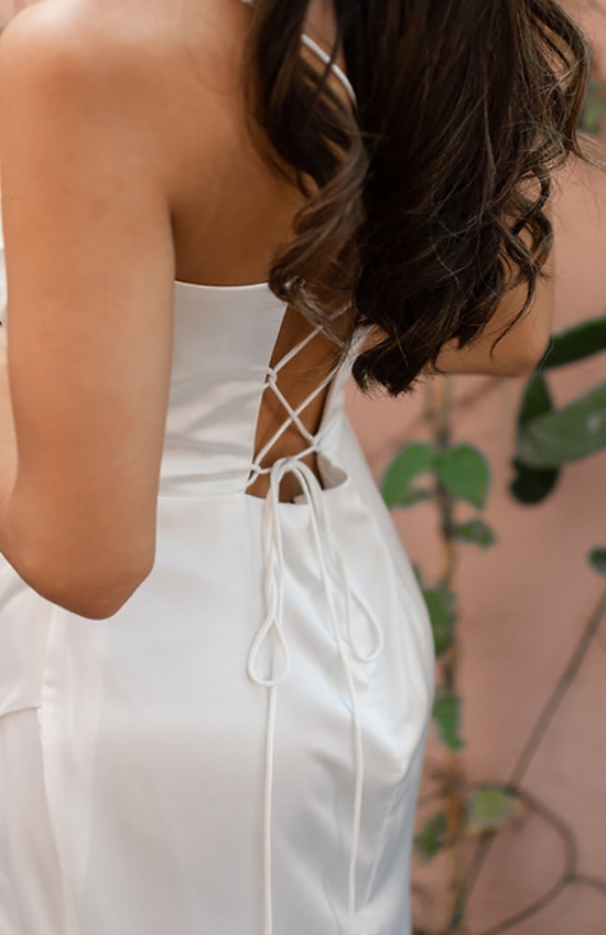lacet d'attache au dos d'une robe de corset à bretelles