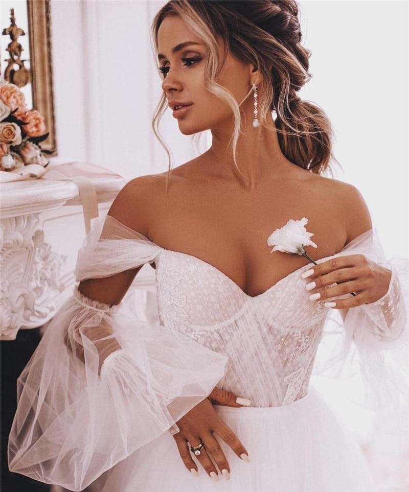 une jeune mariée porte un corset sur une robe de mariage