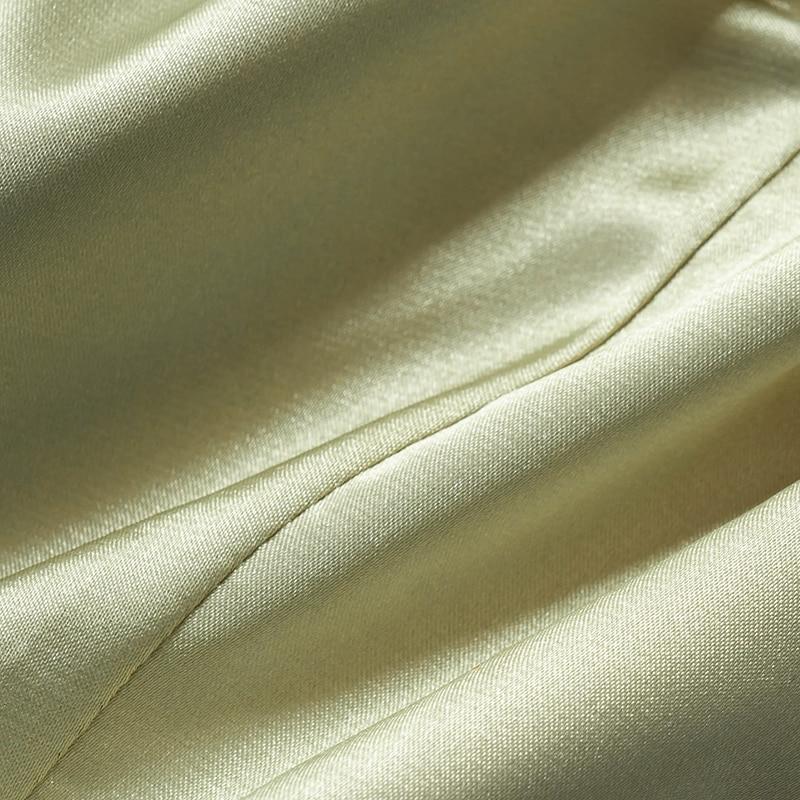 La matière satin d'un corset top vintage 