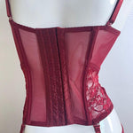 porte-jarretelle pour femme sur un corset rouge 