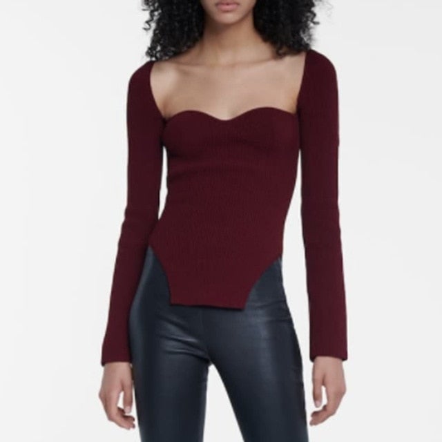 un pull bustier de couleur bordeaux