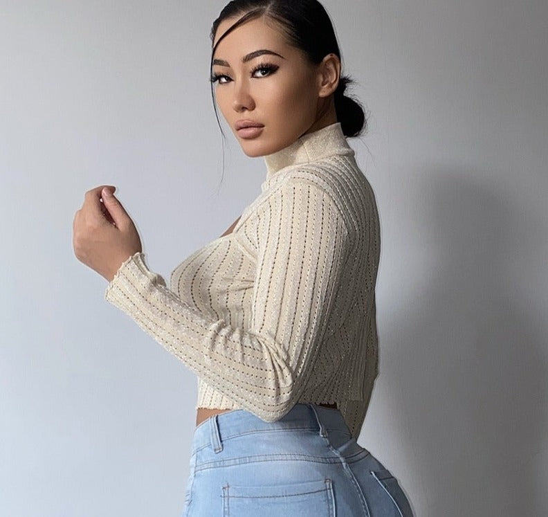femme avec un pull corset