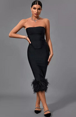 une robe noire avec un corset intégré 