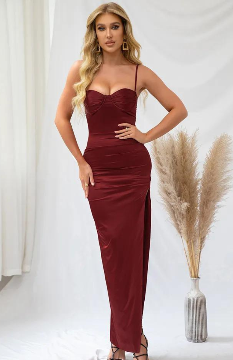 une robe corset longue de couleur rouge