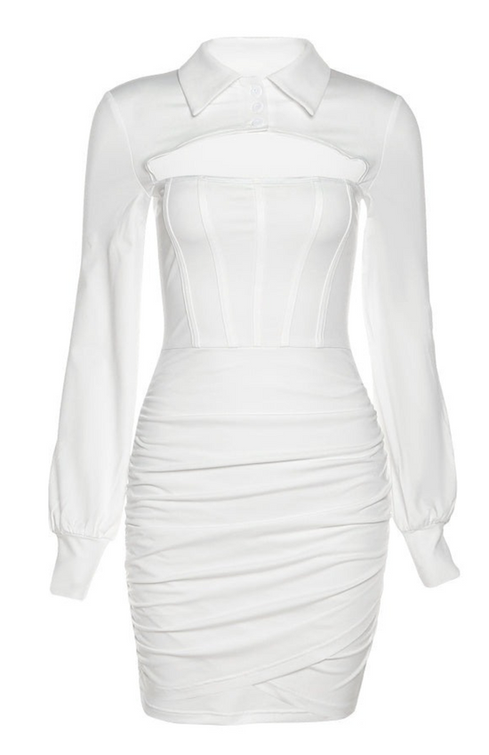 une robe style corset de couleur blanche à manches longues