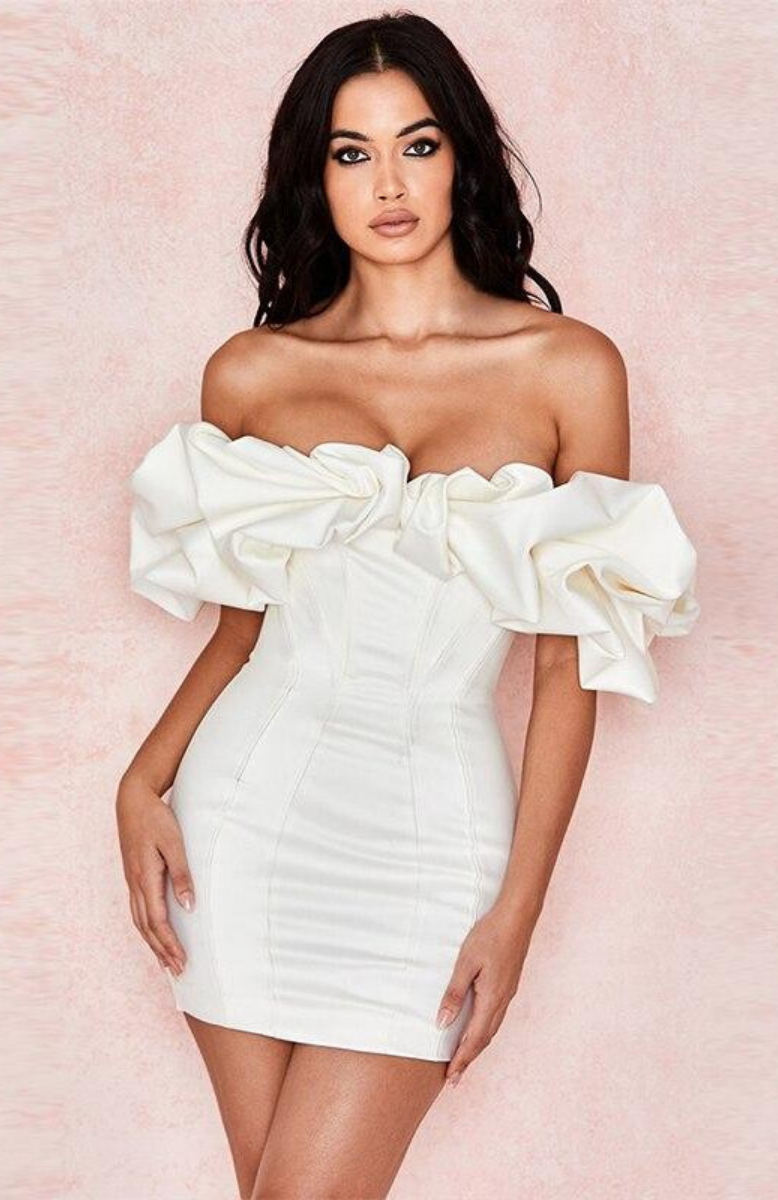 une femme avec une Robe qui taille façon corset | Maison du Corset