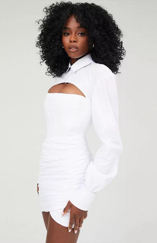 Une femme porte une robe style corset blanche | Maison du Corset
